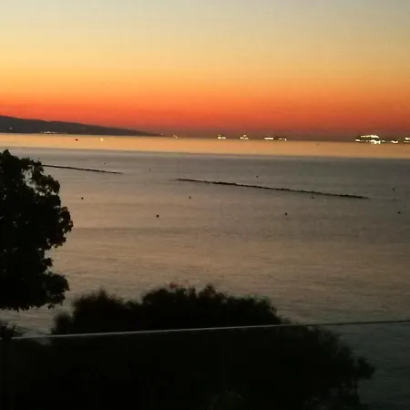 Séjour chez l'habitant Galatex Beachfront 1st Line Sea View Suites - Location Peaceful Place Limassol