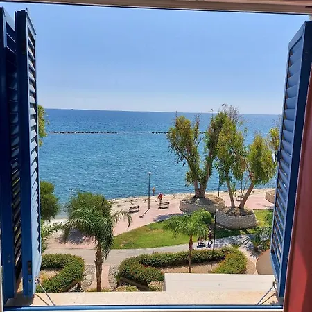 Séjour chez l'habitant Galatex Beachfront 1st Line Sea View Suites - Location Peaceful Place Limassol